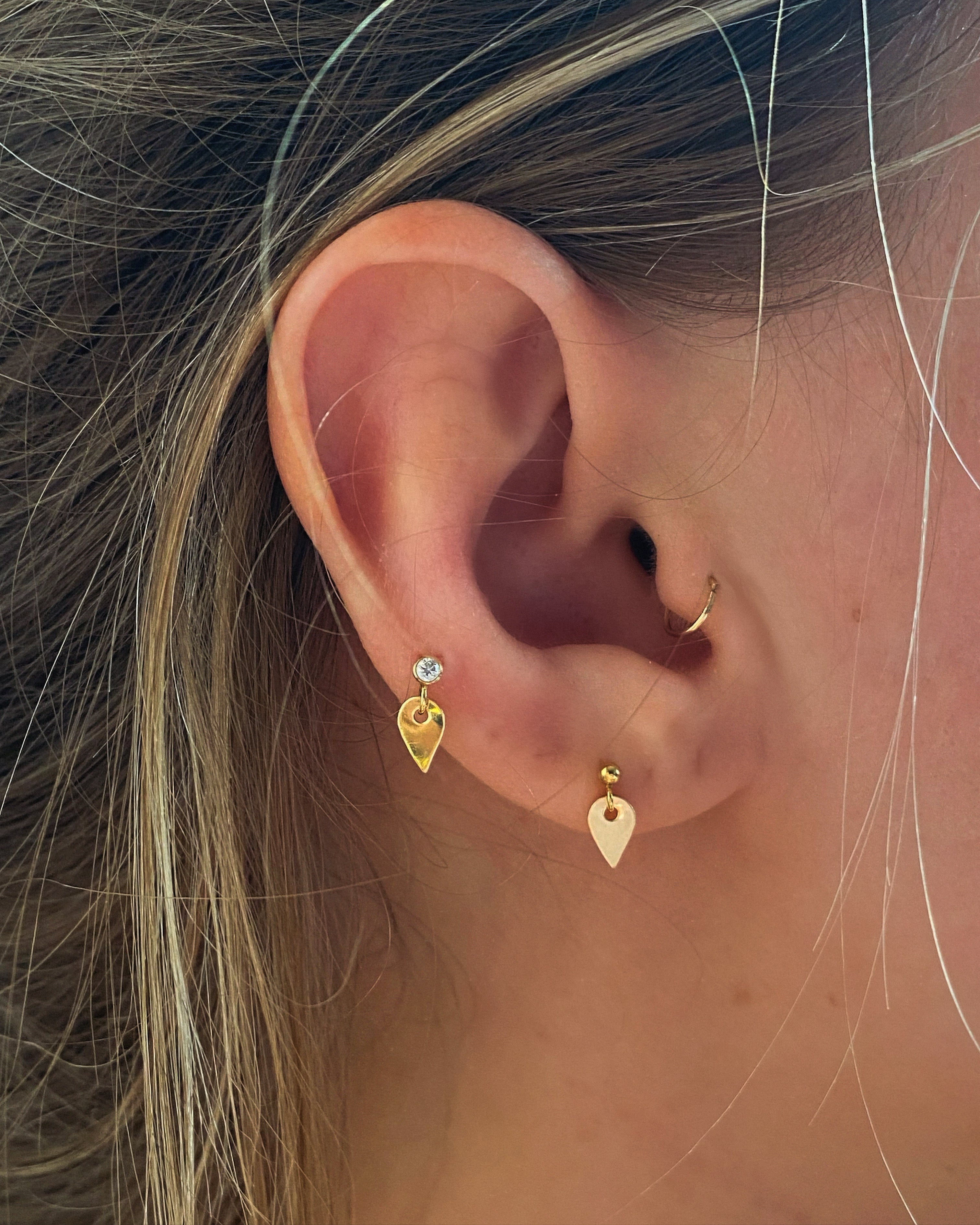 𓄹 Teardrop stud earring